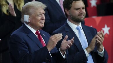 Reaparece Donald Trump, entre aplausos y un parche en su oreja en la Convención Nacional Republicana