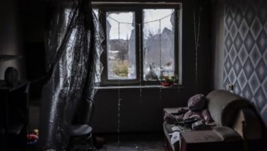 Una vivienda dañada en un edificio residencial del área norte de Kherson, tomada por Rusia al inicio de la guerra.