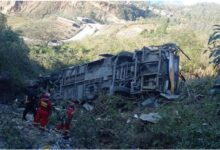 Tragedia en carretera: autobús pierde el control y cae en un barranco, hay 26 muertos