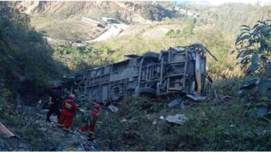 Tragedia en carretera: autobús pierde el control y cae en un barranco, hay 26 muertos