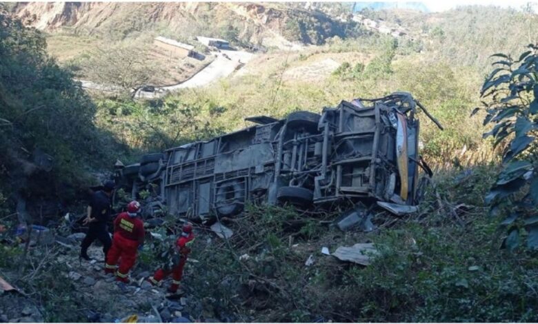 Tragedia en carretera: autobús pierde el control y cae en un barranco, hay 26 muertos