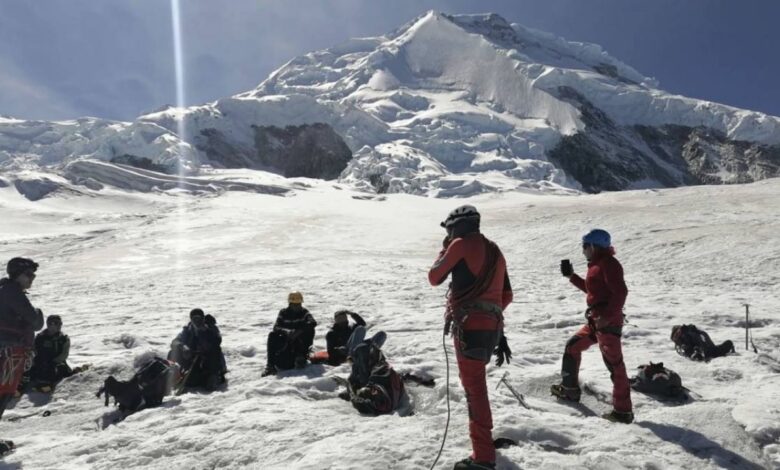 Turista desaparece en una montaña y se cree que cayó a una profunda grieta