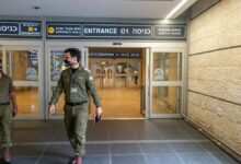 Policía israelí en el aeropuerto de Tel Aviv.