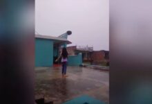 VIDEO: Niña bailaba bajo la lluvia y casi es alcanzada por un rayo