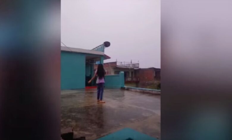 VIDEO: Niña bailaba bajo la lluvia y casi es alcanzada por un rayo