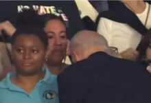 VIDEO: acusan de racista a Joe Biden, niega tomarse selfie con una joven afroamericana durante acto de campaña