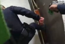 VIDEO: policía detiene por la fuerza a mujer armada con un cuchillo frente a su hijo