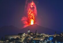 ¿Captan IMÁGENES IMPACTANTES de una nueva erupción del volcán Etna: lanzó una fuente de lava