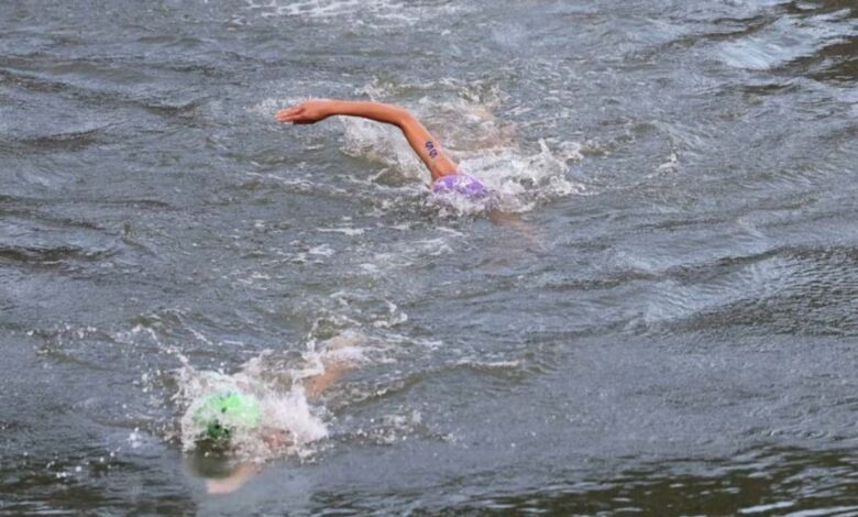 Atleta olímpica es hospitalizada tras nadar en el río Sena, contrajo peligrosa bacteria de E. coli