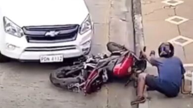 Atropella tres veces a motociclista que intentó robar a una mujer: VIDEO