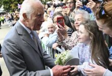 El rey Carlos III de Gran Bretaña se reúne con miembros de la comunidad local frente al Ayuntamiento de Southport, en Southport, Inglaterra, el martes 20 de agosto de 2024, tras el ataque del 29 de julio en una fiesta de baile infantil.