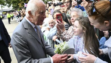 El rey Carlos III de Gran Bretaña se reúne con miembros de la comunidad local frente al Ayuntamiento de Southport, en Southport, Inglaterra, el martes 20 de agosto de 2024, tras el ataque del 29 de julio en una fiesta de baile infantil.