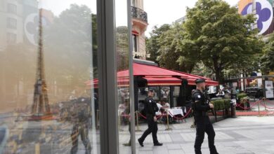 Agentes de policía patrullan la avenida de los Campos Elíseos, este martes.