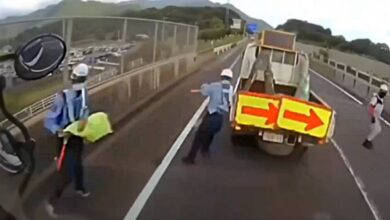 IMÁGENES FUERTES: camión de carga atropella a trabajadores de limpieza en la carretera