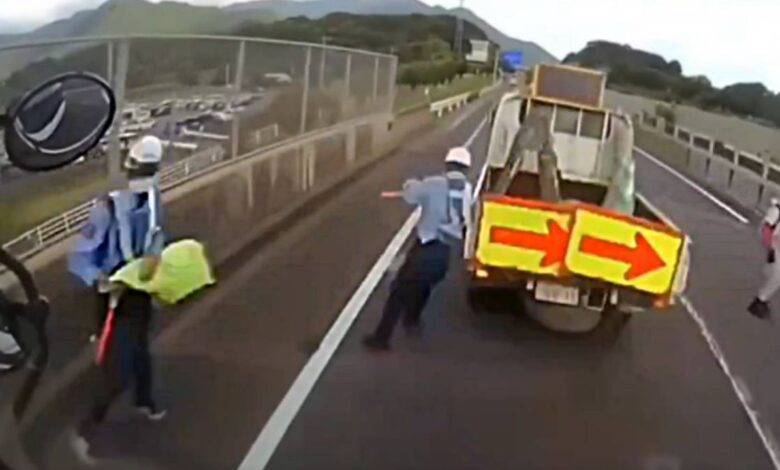 IMÁGENES FUERTES: camión de carga atropella a trabajadores de limpieza en la carretera