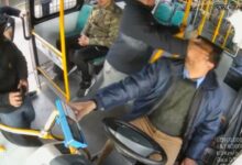 IMÁGENES FUERTES: joven noquea a un conductor de transporte público y huye del autobús