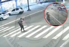 IMÁGENES FUERTES: motociclista se pasa el semáforo en rojo, mata a una mujer y su hija de 5 años