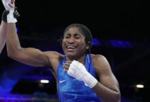 La boxeadora española Cindy Ngamba celebra su triunfo contra la canadiense Tammara Thibeault para hacerse, como mínimo, con el bronce olímpico en la categoría -75 kilos.