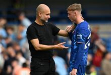 Pep Guardiola y Cole Palmer charlaron en el césped Stamford Bridge tras el Chelsea - Manchester City