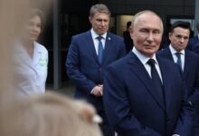 Putin es ridiculizado por hacer extraño comportamiento con unos audífonos