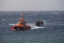 Un cayuco llega al puerto de La Restinga2.