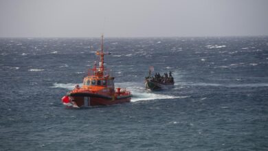 Un cayuco llega al puerto de La Restinga2.