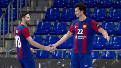 Thiagus Petrus junto a Blaz Janc con la camiseta del Barça