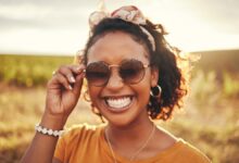 Mujer con gafas de sol