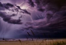 Un rayo cae en playa de Italia; hay tres personas heridas, uno de gravedad