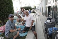 El grupo formado por tres familias francesas que han tenido que dormir en el aeropuerto de Palma.