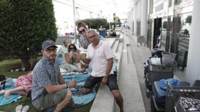 El grupo formado por tres familias francesas que han tenido que dormir en el aeropuerto de Palma.