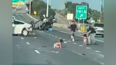 VIDEO: Dos bebés quedan en medio de carretera al ser expulsados de un auto tras un choque