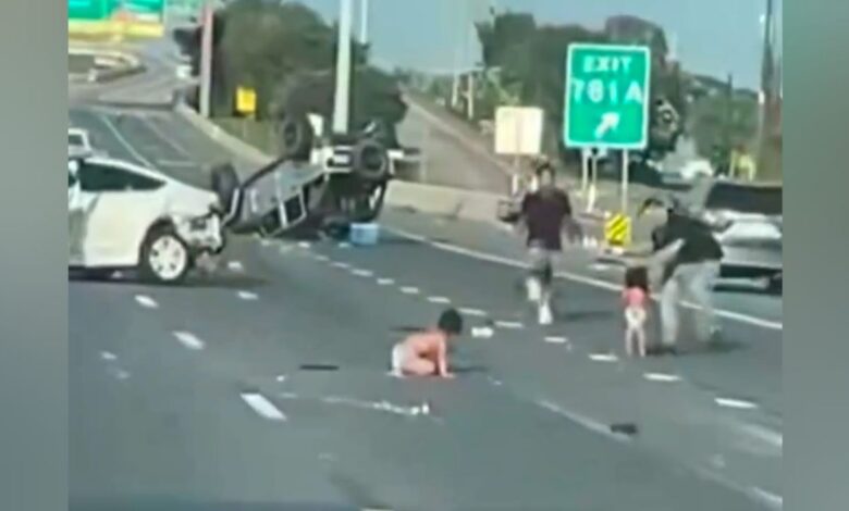 VIDEO: Dos bebés quedan en medio de carretera al ser expulsados de un auto tras un choque