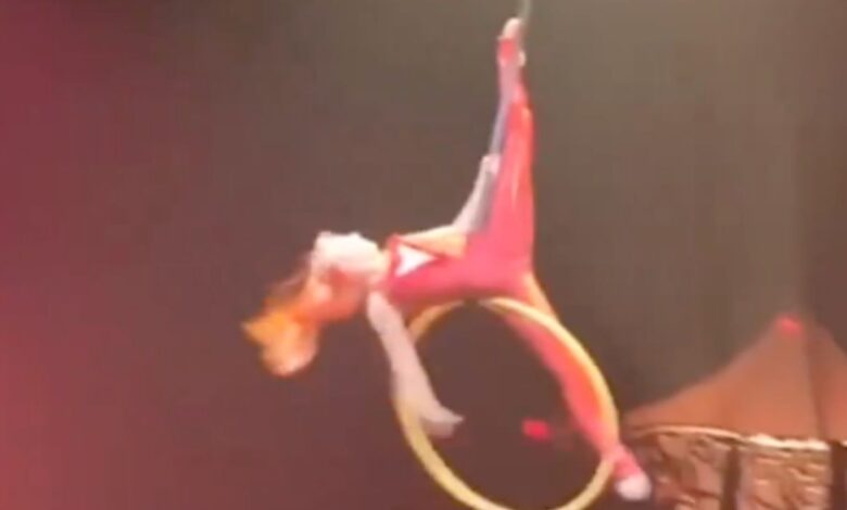 VIDEO: acróbata de Cirque du Soleil sufre aparatoso accidente al caer de un aro durante función