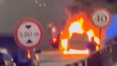 VIDEO: auto de lujo explota y se incendia en plena autopista, la conductora sufrió quemaduras de tercer grado