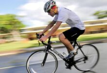 VIDEO ciclista choca contra árbol y además se electrocuta, todo sucedió en unos segundos