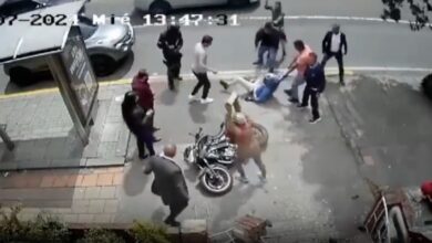 VIDEO: dan brutal golpiza a delincuente tras caer de la moto al intentar huir