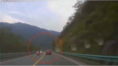 VIDEO: el brutal momento en que un motociclista es embestido por un auto al intentar rebasar en carretera