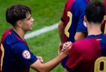 Arnau Pradas celebra su gol a la Damm con Gistau