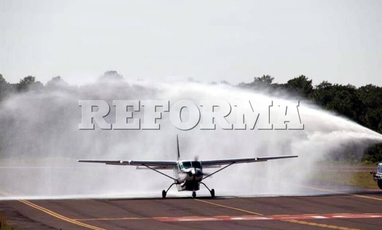 Aterriza primer vuelo comercial en aeropuerto de Creel