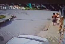 Detienen a mujer por agredir con patadas a su hija de 3 años