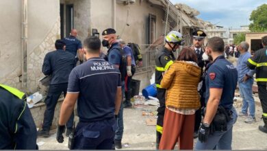 Dos niños y su madre mueren tras derrumbarse un edificio en Nápoles