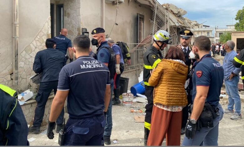 Dos niños y su madre mueren tras derrumbarse un edificio en Nápoles