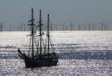 Un barco en las inmediaciones de un parque eólico marino.