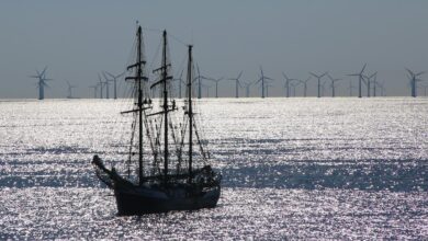 Un barco en las inmediaciones de un parque eólico marino.