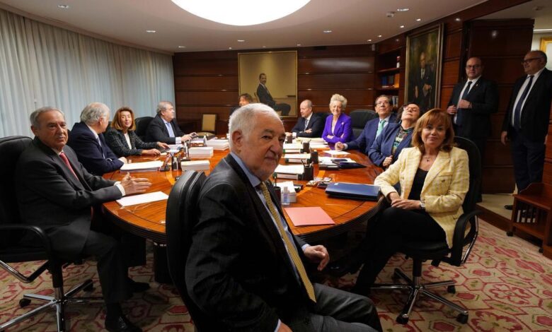 Cándido Conde Pumpido , junto a los demás magistrados, preside un Pleno Jurisdiccional del Tribunal Constitucional.