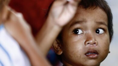 Un niño filipino en un centro de evacuados a raíz de las lluvias provocadas por la tormenta Gener en la norteña isla filipina de Luzón.