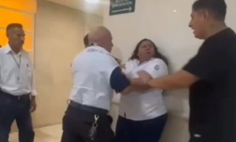 Enfermera enloquece y lanza jeringas usadas a sus compañeros de trabajo: VIDEO