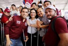 Estefanía Mercado celebra junto a Martín de la Cruz en Solidaridad