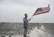 Huracán Helene se degrada a categoría 1 horas después de tocar tierra en Florida